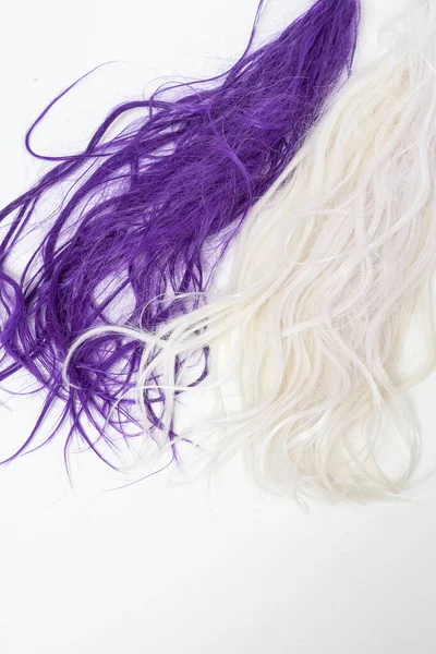 Lange Gefärbte Haare Auf Einer Weißen Oberfläche — Stockfoto