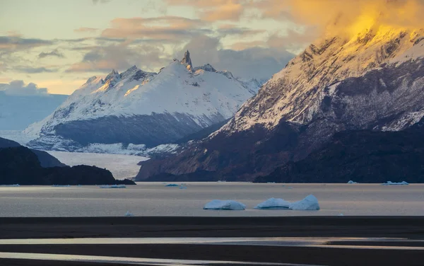 日落时分智利托雷斯德尔潘恩国家公园灰湖的冰山景观 — 图库照片