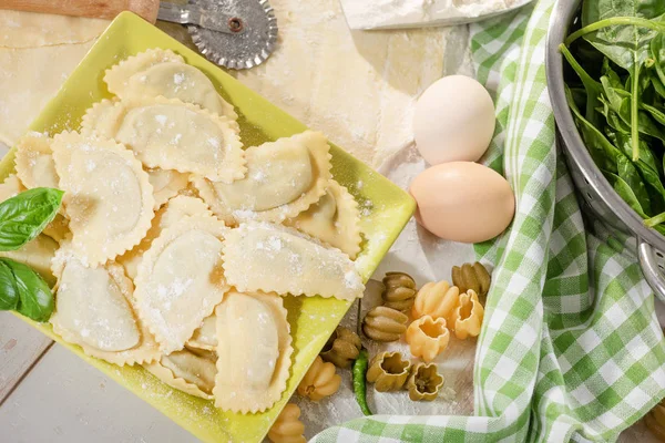 Tradizionali Ravioli Italiani Ripieni Ricotta Spinaci — Foto Stock