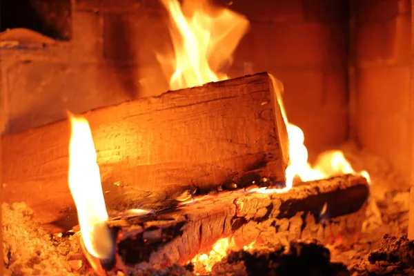 Quema Leña Una Chimenea —  Fotos de Stock