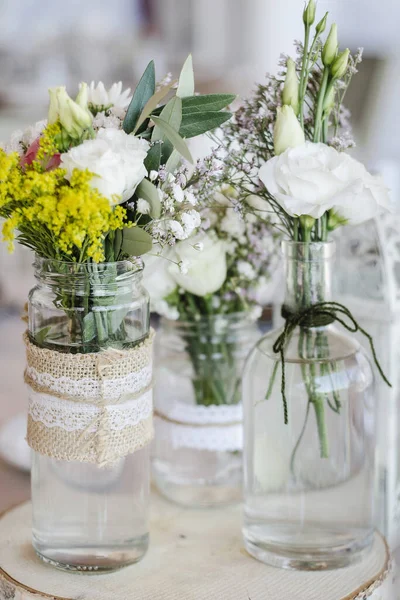 鲜花布置和装饰乡村室内设计在婚礼桌的细节 — 图库照片