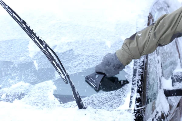 Homem Está Raspando Pára Brisas Inverno — Fotografia de Stock