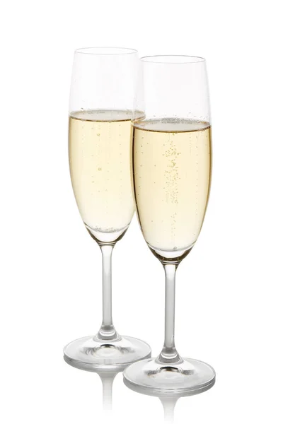 Due Bicchieri Vino Con Champagne Isolato Fondo Bianco Con Riflesso — Foto Stock