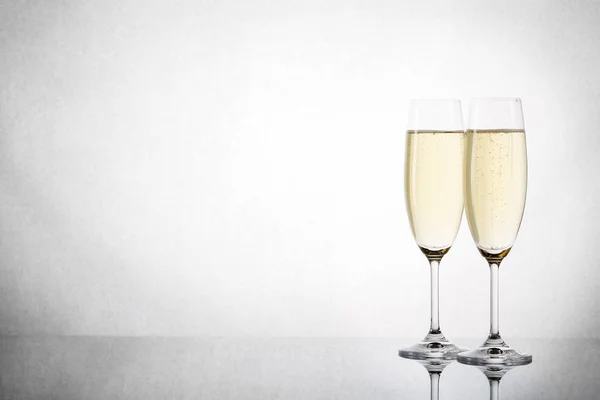 Δύο Ποτήρια Κρασιού Σαμπάνια Απομονωμένη Γκρι Φόντο Αντανάκλαση Αντιγραφή Χώρου — Φωτογραφία Αρχείου