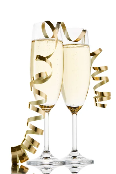 シャンパンとセルペンチンが反射して白い背景に隔離された2つのワイングラス — ストック写真