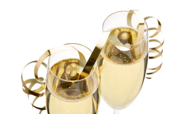 Due Bicchieri Vino Con Champagne Serpentino Isolati Fondo Bianco Con — Foto Stock