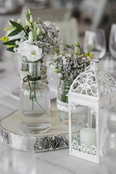鲜花布置和装饰乡村室内设计在婚礼桌的细节 — 图库照片