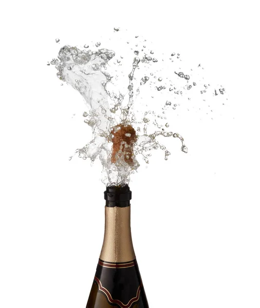 白を背景にシャンパンボトルからコルク栓を飛んでスパークリングワインを飛ばす爆発 — ストック写真