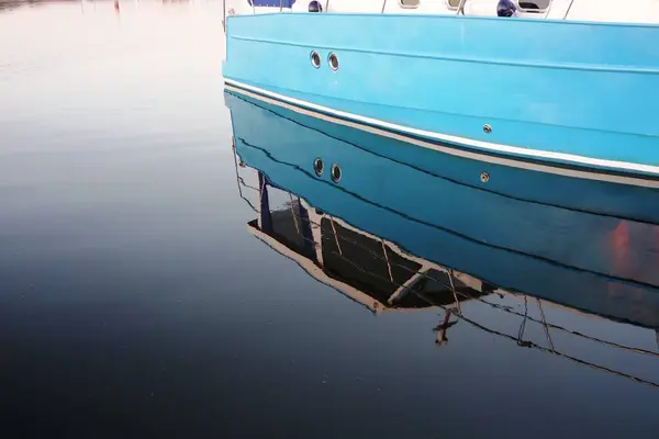 Barco Nas Águas Calmas — Fotografia de Stock