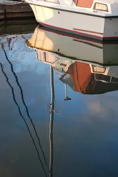 Barco Reflejado Agua — Foto de Stock