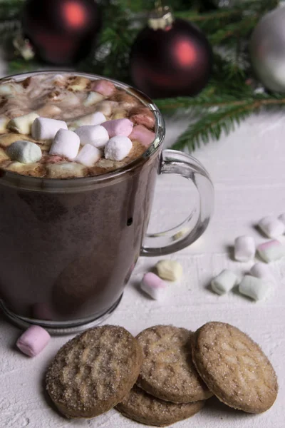 Bevanda Calda Natalizia Cioccolato Latte Con Marshmallow Una Tazza Vetro — Foto Stock