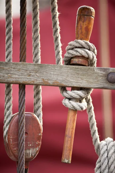 Altes Segelboot Detail Vor Rotem Unscharfem Hintergrund — Stockfoto