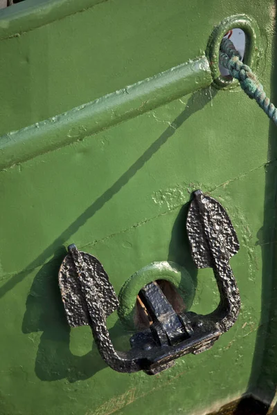 Schwarzer Anker Auf Grünem Schiff — Stockfoto