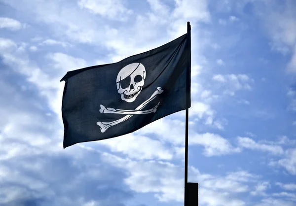 Bandera Pirata Alegre Roger Delante Del Cielo Azul Nublado — Foto de Stock