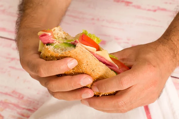 小さな一口のサンドイッチを持っているクローズアップ男 — ストック写真