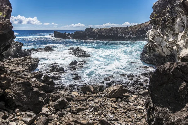 Olas Bahía Ana Kai Cueva Tangata — Foto de Stock