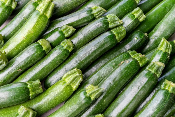 Display Met Verse Kleine Courgettes — Stockfoto