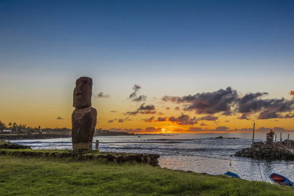 Moai Solitario Tramonto Vicino Porto Turistico Hanga Roa — Foto Stock