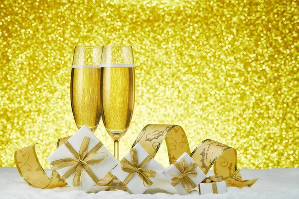 Due Bicchieri Vino Con Champagne Scatole Regalo Decorazioni Natalizie Piedi — Foto Stock