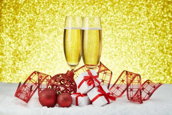 샴페인 크리스마스 장식용 눈덮인 표면에 크리스마스와 인사말 — 스톡 사진