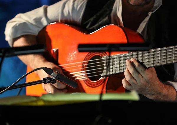 Close Van Iemands Handen Spelen Klassieke Gitaar — Stockfoto