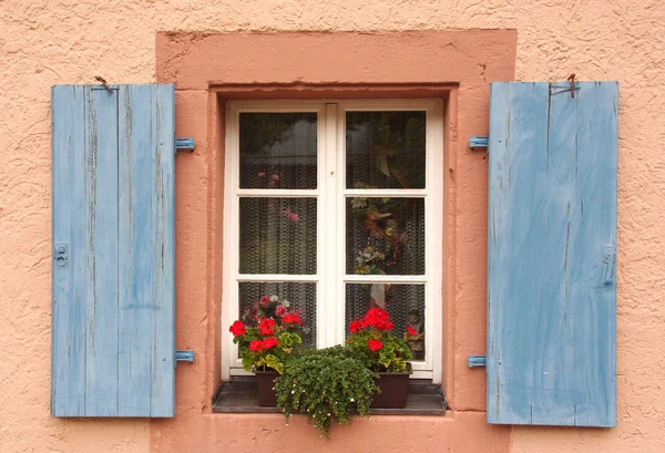 Ventana Floreada Con Persianas Azules Una Pared Rosa Alemania Schiltach — Foto de Stock