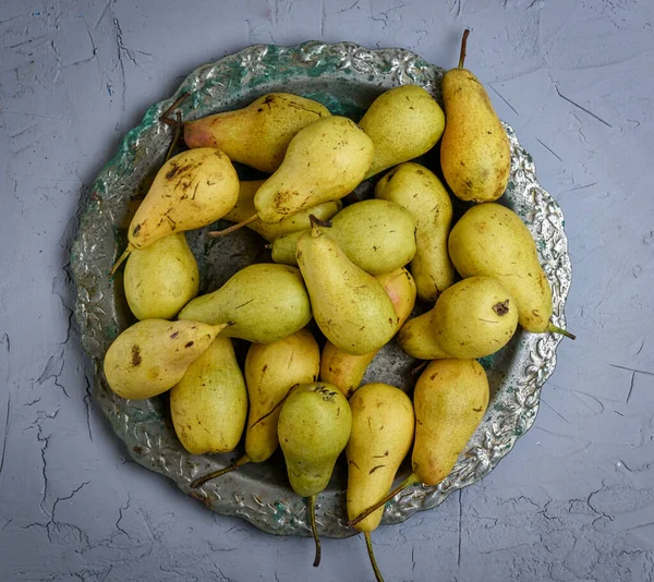 Ripe Yellow Pears Iron Plate Gray Background Top View — Stock Photo, Image
