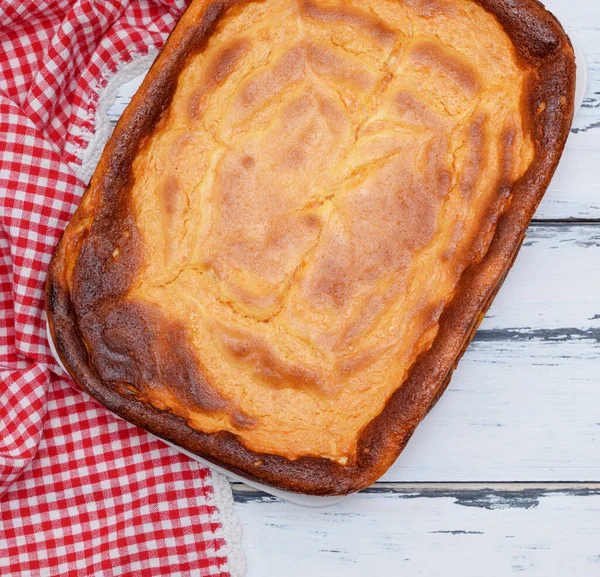 Ganze Rechteckige Torte Mit Quark Und Kürbis Auf Weißem Holztisch — Stockfoto