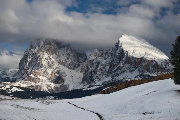 冬季意大利南蒂罗尔的Alpe Siusi或Seiser Alm的Langkofel和Plattkofel Sassolungo和Sassopiatto 白云石山美景 — 图库照片