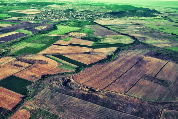 小さな家と緑豊かな田園の航空写真 — ストック写真