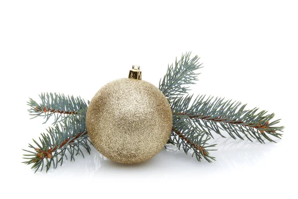 静谧的生命 金光闪闪的小球和冷杉枝条隔离在白色的背景与倒影 新年及圣诞装饰品 — 图库照片