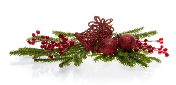 白い背景に反射して孤立した赤い輝くボールと鐘とモミの枝でまだ生活 新年とクリスマスの飾り — ストック写真