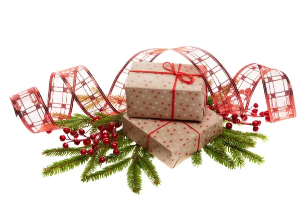 Stilleven Met Geschenkdozen Kerst Ornamenten Sparren Takken Geïsoleerd Een Witte — Stockfoto