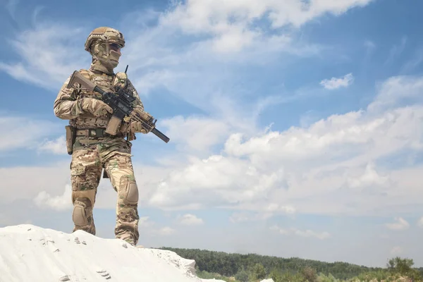 Man Militaire Camouflage Uniform Masker Uitgeruste Tactische Munitie Staande Zandduin — Stockfoto