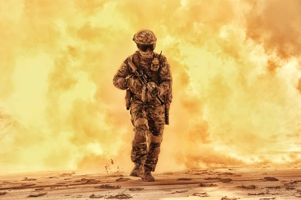 Армейский Солдат Военной Камуфляжной Форме Шлеме Лицом Скрывающимся Маской Очками — стоковое фото