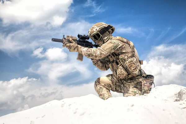 Man Militaire Camouflage Uniform Met Dienst Geweer Replica Permanent Bovenop — Stockfoto