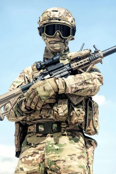 Man Militaire Camouflage Uniform Masker Uitgeruste Tactische Munitie Staande Zandduin — Stockfoto