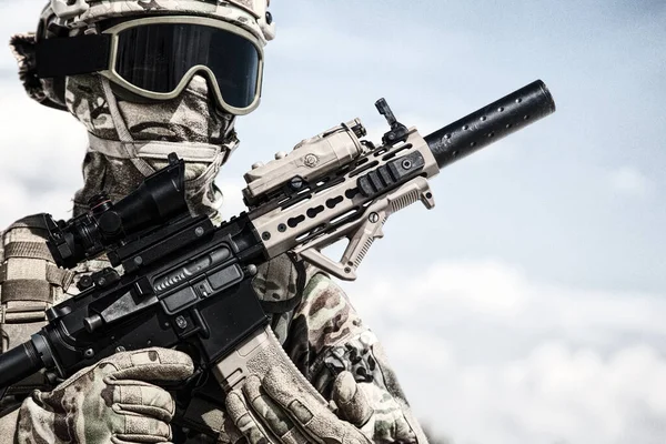 Halvlångt Porträtt Airsoft Spel Spelare Armén Kamouflage Uniform Taktiska Hjälm — Stockfoto