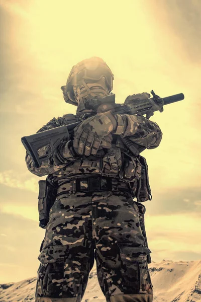 空软玩家身穿美军制服 面罩和眼镜与发球步枪副本站在沙地区的低角度 不饱和射击 战争游戏 军事再现参与者在沙漠 — 图库照片
