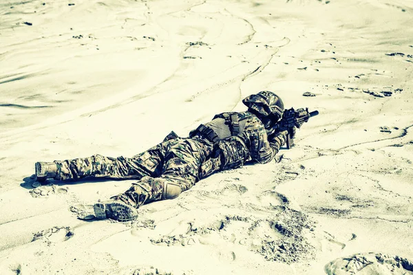 Uomo Uniforme Mimetica Dotato Munizioni Militari Sdraiato Sulla Sabbia Che — Foto Stock