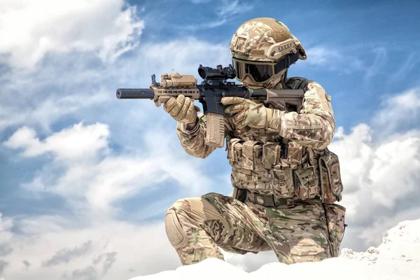 Volledig Uitgerust Met Tactische Munitie Airsoft Speler Militaire Camouflage Uniform — Stockfoto