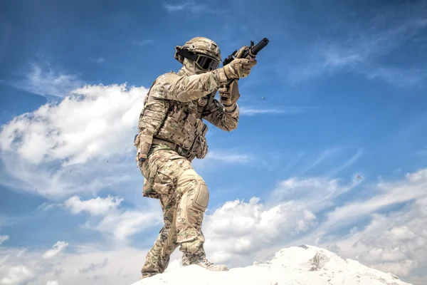 Игрок Военной Камуфляжной Форме Вооруженный Тактическими Боеприпасами Прицеливается Помощью Служебной — стоковое фото
