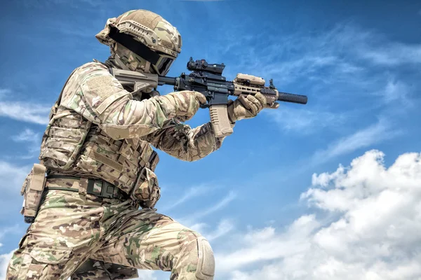 Joueur Jeu Guerre Uniforme Camouflage Militaire Équipé Munitions Tactiques Visant — Photo