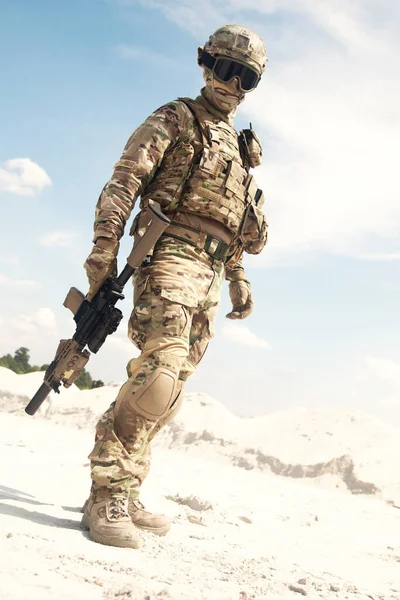 Jugador Airsoft Participante Juegos Militares Uniforme Camuflaje Infantería Del Ejército —  Fotos de Stock