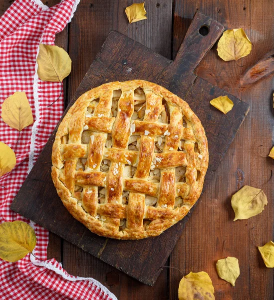 Gebackener Ganzer Runder Apfelkuchen Auf Braunem Holzbrett Blätterteig Draufsicht — Stockfoto