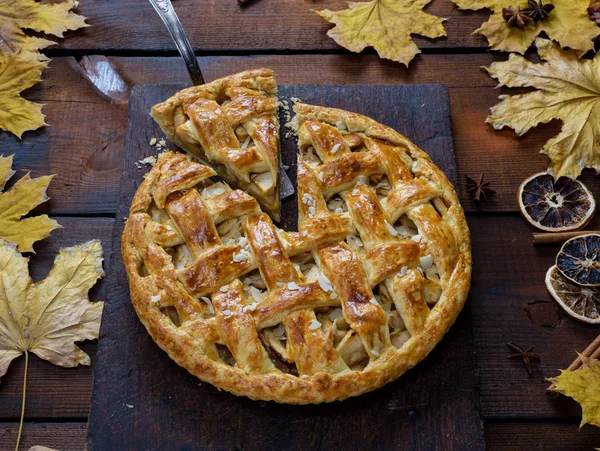 Tarte Aux Pommes Ronde Cuite Four Sur Une Vieille Planche — Photo