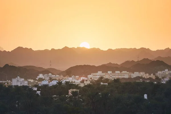 Місто Проти Гірський Хребет Ідилічному Sunset Nizwa Султанату Оман — стокове фото