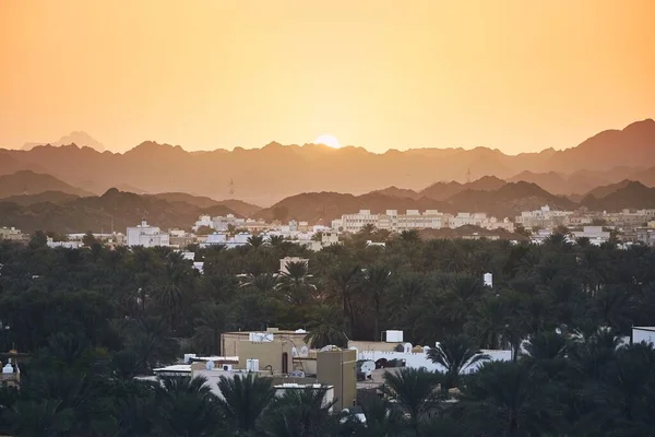 Місто Проти Гірський Хребет Ідилічному Sunset Nizwa Султанату Оман — стокове фото