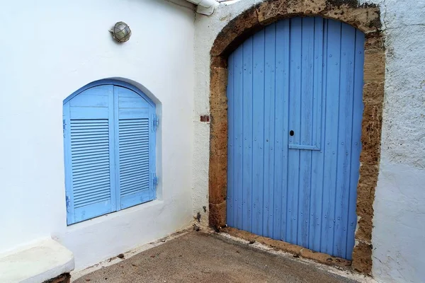 Huis Gevel Met Blauwe Houten Poort Rolluiken — Stockfoto