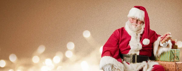 Banner Navidad Festivo Con Papá Noel Sentado Repartiendo Regalos Decorativos — Foto de Stock